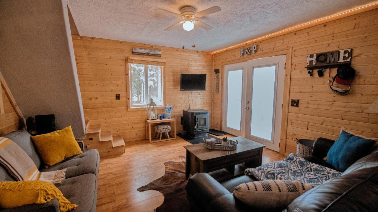 Charming Blue Farmhouse Cabin Duck Creek Village Bagian luar foto